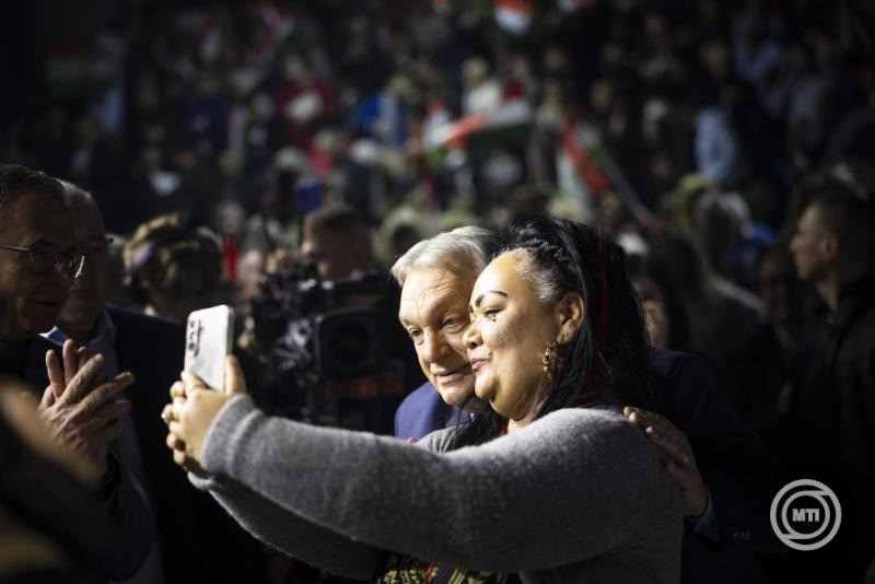 A Miniszterelnöki Kommunikációs Főosztály által közreadott képen Orbán Viktor miniszterelnök, a Fidesz elnöke (k) a Digitális Polgári Körök által szervezett háborúellenes gyűlésen a Hatvani Sport- és Rendezvénycsarnokban 2026. január 31-én. MTI/Miniszterelnöki Kommunikációs Főosztály/Fischer Zoltán