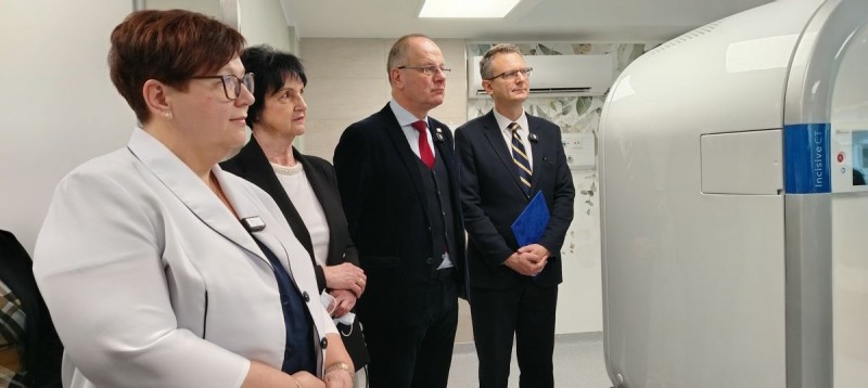 Királyné Gősi Erika, Sümegi Józsefné ápolási igazgató, Navracsics Tibor és Rétvári Bence az átadáson Fotó: Tisler Anna