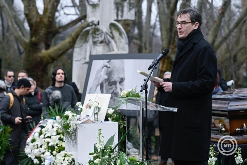 Karácsony Gergely főpolgármester beszél Tarr Béla Kossuth- és Balázs Béla-díjas filmrendező, Budapest díszpolgárának ravatalánál a Fiumei úti sírkertben 2026. február 6-án. A Sátántangó és a Werckmeister harmóniák alkotója 70 éves korában, január 6-án hunyt el. MTI/Bruzák Noémi