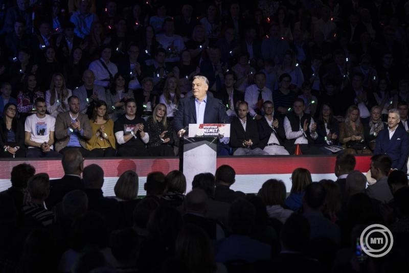 A Miniszterelnöki Kommunikációs Főosztály által közreadott képen Orbán Viktor miniszterelnök beszédet mond a Digitális Polgári Körök által szervezett háborúellenes gyűlésen a szombathelyi Haladás Sportkomplexumban 2026. február 7-én. MTI/Miniszterelnöki Kommunikációs Főosztály/Kaiser Ákos