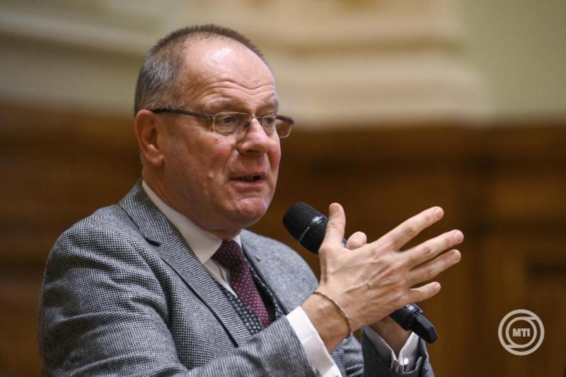 Navracsics Tibor közigazgatási és területfejlesztési miniszter az Egyetem születik - A Nemzeti Közszolgálati Egyetem 15 éve elnevezésű rendezvény miniszteri pódiumbeszélgetésén a Nemzeti Közszolgálati Egyetem (NKE) Ludovika főépületének Széchenyi-dísztermében 2026. február 9-én. MTI/Purger Tamás