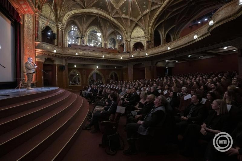 Káel Csaba filmügyi kormánybiztos beszédet mond az Úton lenni boldogság című, Földes László Hobo bluesénekes, dalszerzőről szóló road movie díszbemutatóján az Uránia Nemzeti Filmszínházban 2026. február 10-én. MTI/Szigetváry Zsolt