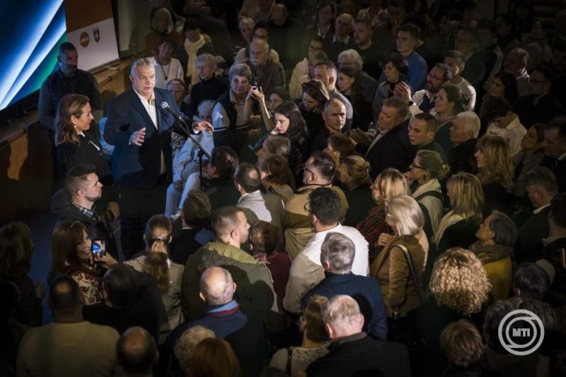 A Miniszterelnöki Kommunikációs Főosztály által közreadott képen Orbán Viktor miniszterelnök (b) beszédet mond országjárásának szentendrei állomásán 2026. február 10-én. Mellette balról Vitályos Eszter kormányszóvivő, a térség fideszes országgyűlési képviselője. MTI/Miniszterelnöki Kommunikációs Főosztály/Kaiser Ákos