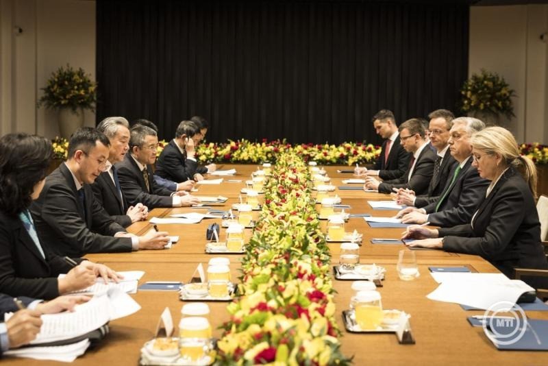 A Miniszterelnöki Kommunikációs Főosztály által közreadott képen Orbán Viktor miniszterelnök (j2) tárgyal Vang Ji kínai külügyminiszterrel (b3) Budapesten 2026. február 11-én. A kormányfő mellett Szijjártó Péter külgazdasági és külügyminiszter (j3) és Bóka János európai uniós ügyekért felelős miniszter (j4). MTI/Miniszterelnöki Kommunikációs Főosztály/Kaiser Ákos