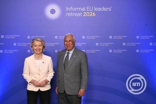 Ursula von der Leyen, az Európai Bizottság elnöke (j) és António Costa, az Európai Tanács elnöke az EU-tagországok vezetőinek informális találkozóján az Alden Biesen-kastélyban a belgiumi Bilzenben 2026. február 12-én. Az Európai Unió állam- és kormányfői többek között az egységes piac megerősítéséről és az uniós versenyképesség jövőjéről tárgyalnak. MTI/EPA/AFP pool/Nicolas Tucat