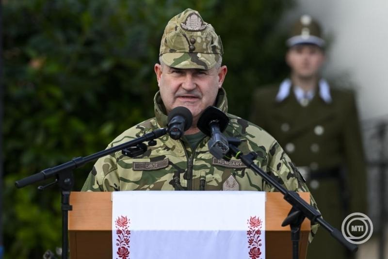 Drót László dandártábornok, az MH Területvédelmi és Hadkiegészítő Parancsnokságának parancsnoka beszédet mond a XXVI. Doni Hősök Emléktúrát lezáró megemlékezésen Bajnán az I. és II. világháborús emlékműnél 2026. február 13-án. MTI/Hegedüs Róbert