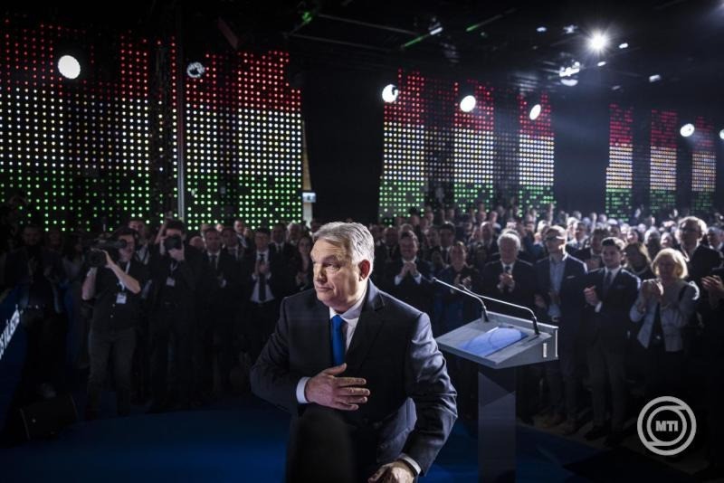 A Miniszterelnöki Kommunikációs Főosztály által közreadott képen Orbán Viktor miniszterelnök (háttal) az évértékelő beszéde végén a Várkert Bazárban 2026. február 14-én. MTI/Miniszterelnöki Kommunikációs Főosztály/Kaiser Ákos