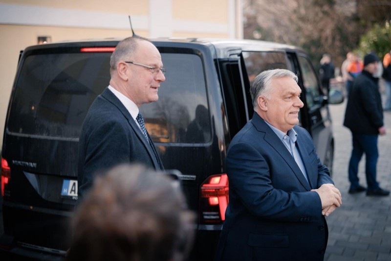 Orbán Viktor Tapolcán találkozott vállalkozókkal. Megérkezésekor Navracsics Tibor országgyűlési képviselő, közigazgatási és területfejlesztési miniszter fogadta Forrás: Facebook/Navracsics Tibor