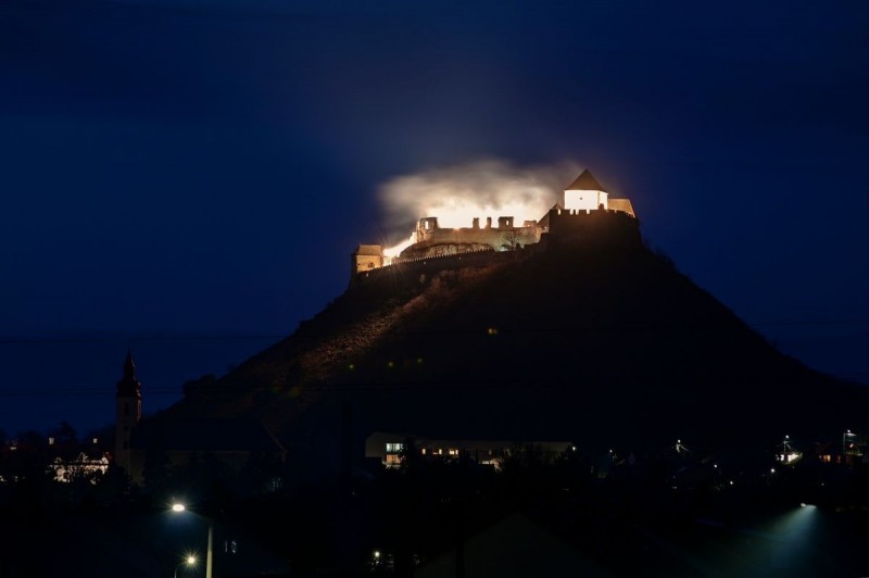 Nem tűz pusztított, hanem látványos jeleneteket rögzítettek a sümegi vár történelmi falai között Fotó: Facebook/Csodálatos Sümeg