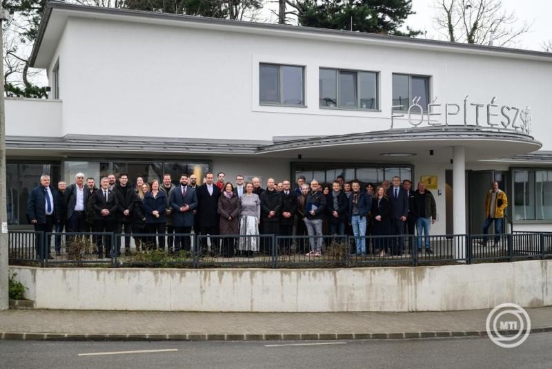 Csoportkép az Év Balatoni Háza 2025 építészeti pályázat eredményhirdetésén Balatonfüreden 2026. február 19-én. MTI/Vasvári Tamás