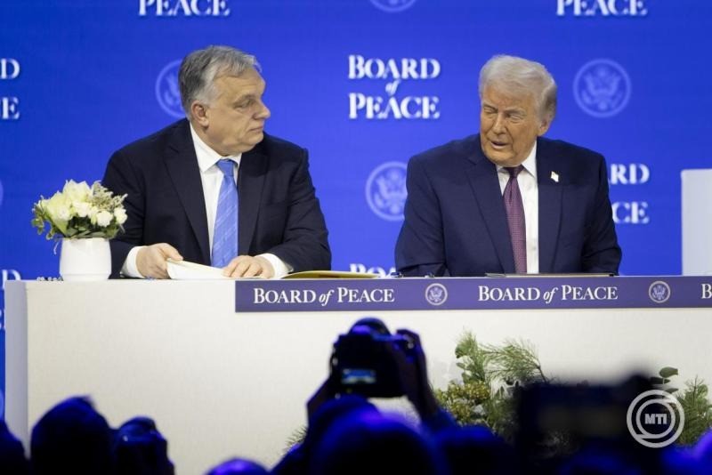 A Miniszterelnöki Kommunikációs Főosztály által közreadott képen Orbán Viktor miniszterelnök (b) és Donald Trump amerikai elnök az elnök kezdeményezésére életre hívott Béketanács alapító okiratának aláírásán Davosban 2026. január 22-én. MTI/Miniszterelnöki Kommunikációs Főosztály/Fischer Zoltán