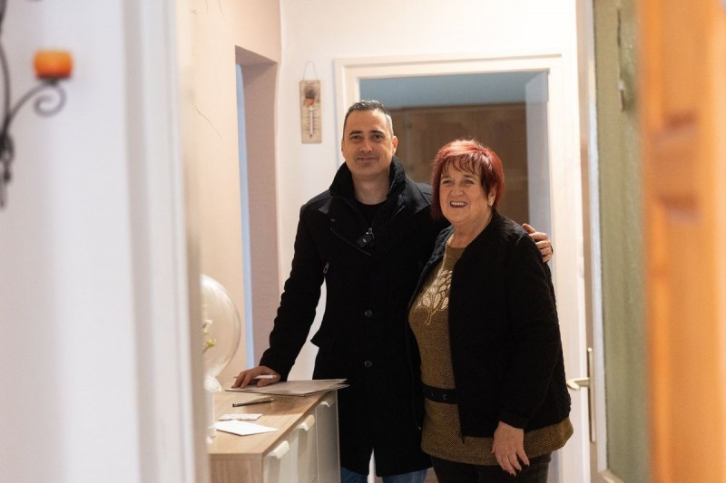 Az aláírásgyűjtés során Ovádi Péter édesanyjához is ellátogatott, akinek mindig számíthat a támogatására Fotó: Kovács Bálint