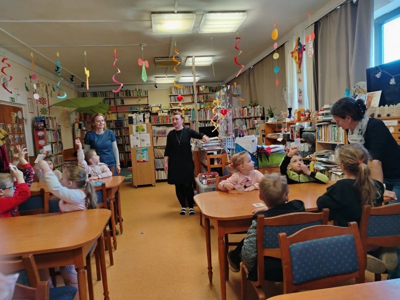 A Patakparti óvoda Mazsola csoportja egy könyvtári foglalkozáson Fotó: Tisler Anna