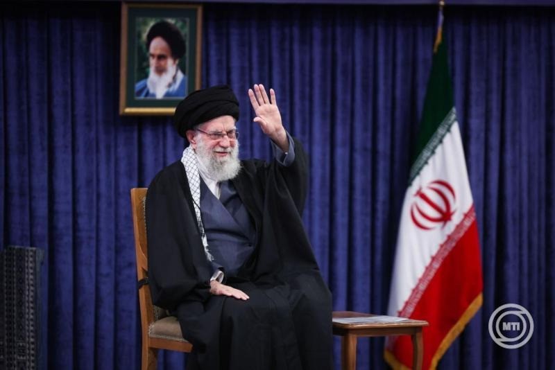 A legfőbb iráni vezető hivatalának felvétele Ali Hamenei ajatolláhról, Irán legfőbb vallási és politikai vezetőjéről egy teheráni gyűlésen 2026. február 17-én. MTI/EPA/Legfőbb iráni vezető hivatala