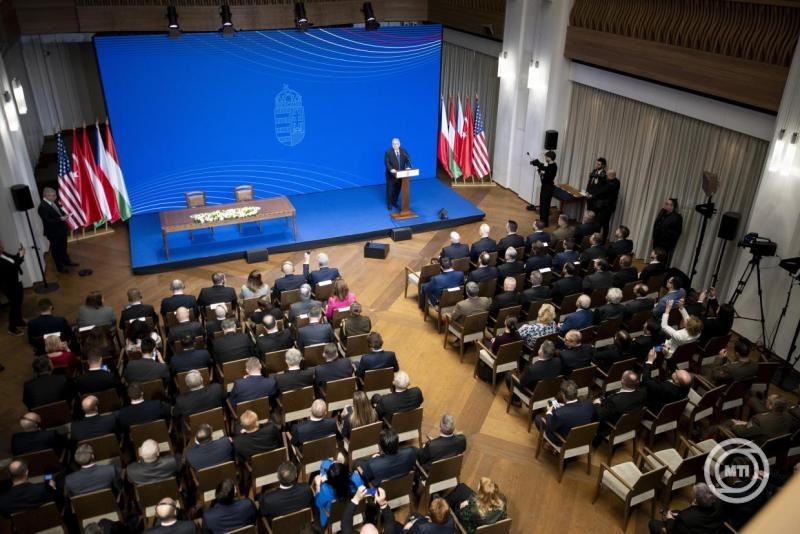 A Miniszterelnöki Kommunikációs Főosztály által közreadott képen Orbán Viktor miniszterelnök beszédet mond a 4iG hosszú távra szóló, stratégiai jelentőségű nemzetközi együttműködési- és keretmegállapodásainak aláírásán a Karmelita kolostorban 2026. március 2-án. MTI/Miniszterelnöki Kommunikációs Főosztály/Fischer Zoltán