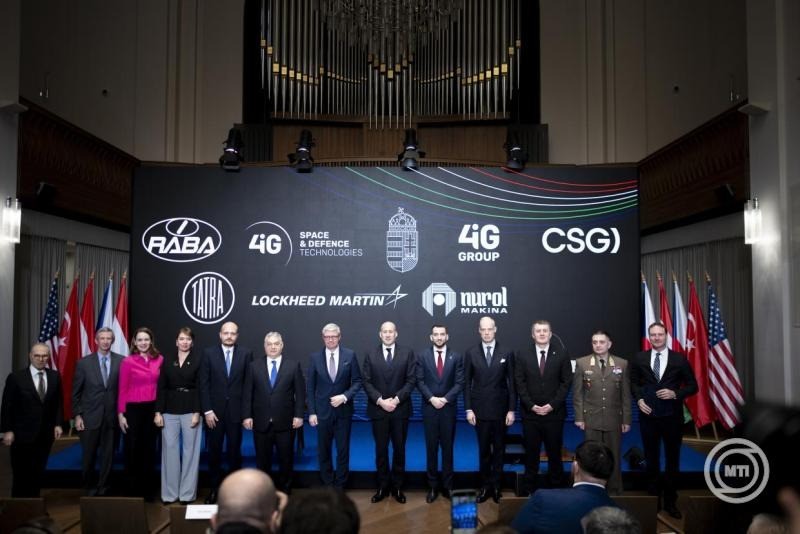 A Miniszterelnöki Kommunikációs Főosztály által közreadott képen Orbán Viktor miniszterelnök (b6) a 4iG hosszú távra szóló, stratégiai jelentőségű nemzetközi együttműködési- és keretmegállapodásainak aláírásán a Karmelita kolostorban 2026. március 2-án. A kormányfő mellett balról Michal Strnad, a Czechoslovak Group elnök-vezérigazgatója (b5), jobbról Karel Havlícek cseh első miniszterelnök-helyettes, kereskedelmi és ipari miniszter (j7), Jászai Gellért, a 4iG Csoport elnök-vezérigazgatója (j6), Sárhegyi István, a 4iG Űr- és Védelmi Technológiák Zrt. (4iG SDT) elnök-vezérigazgatója (j5), Szalay-Bobrovniczky Kristóf honvédelmi miniszter (j4), Kristijan Fiket, a Tatra Trucks vezérigazgatója (j3), Böröndi Gábor, a Magyar Honvédség vezérkari főnöke (j2) és Filep Bálint, a Széchenyi István Egyetem elnöke (j). MTI/Miniszterelnöki Kommunikációs Főosztály/Fischer Zoltán