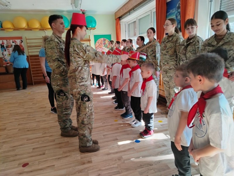 Szabó Anikó huszárrá avatja a fiúkat, mellette Móricz Vilmos Fotó: Tisler Anna