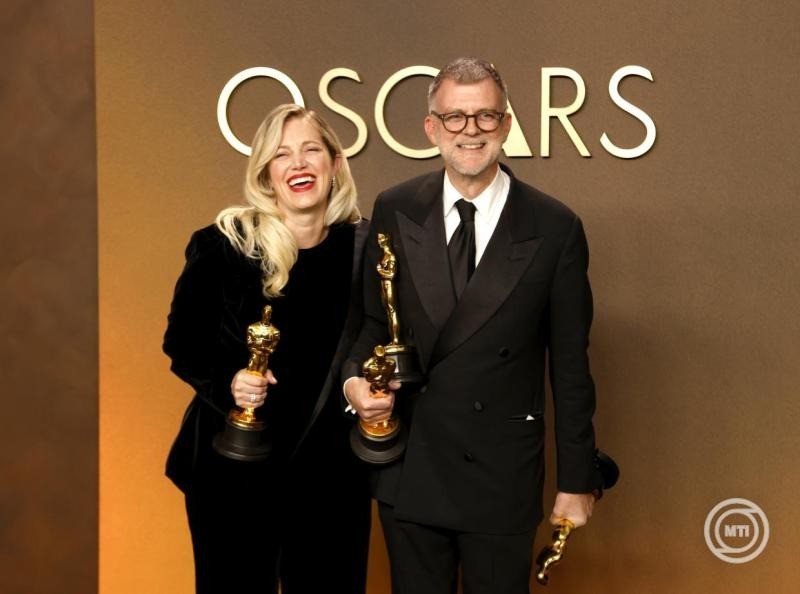 Los Angeles, 2026. március 16. Sara Murphy amerikai producer és a legjobb filmnek, a legjobb rendezésnek és a legjobb adaptált forgatókönyvnek odaítélt díjat az Egyik csata a másik után című alkotással elnyerő Paul Thomas Anderson amerikai rendező a Los Angeles-i Dolby Színház sajtószobájában tartott fotózáson, az Oscar-díjak 98. átadási ünnepségén 2026. március 15-én. MTI/EPA/Jill Connelly