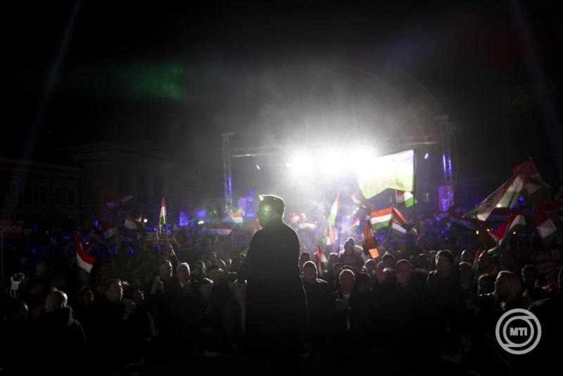 A Miniszterelnöki Kommunikációs Főosztály által közreadott képen Orbán Viktor miniszterelnök, a Fidesz elnöke (k, lent) beszédet mond országjárásának egri állomásán, a Dobó István téren 2026. március 17-én. MTI/Miniszterelnöki Kommunikációs Főosztály