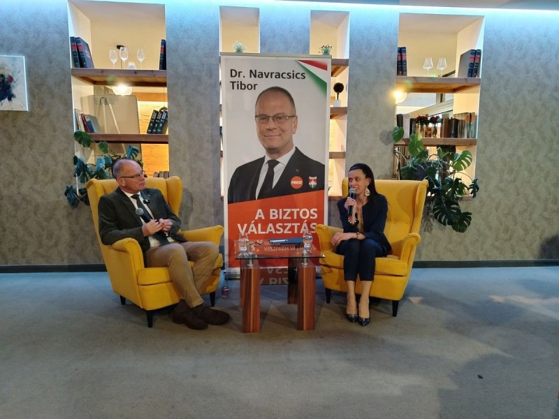 Koncz Zsófia államtitkárral Navracsics Tibor beszélgetett Fotó: Tisler Anna