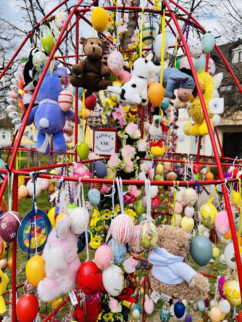 A húsvét színes tojásokkal és vidám dekorációkkal varázsolta ünnepivé a park minden részét Fotó: Seres Elizabeth/Napló