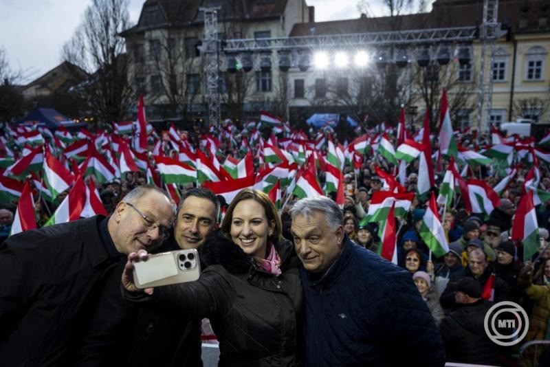 A Miniszterelnöki Kommunikációs Főosztály által közreadott képen Orbán Viktor miniszterelnök, a Fidesz elnöke (j) országjárásának veszprémi állomásán, az Óváros téren 2026. március 27-én. Mellette Navracsics Tibor közigazgatási és területfejlesztési miniszter, Ovádi Péter és Hegedűs Barbara, a térség fideszes országgyűlési képviselői, képviselőjelöltek (b-j). MTI/Miniszterelnöki Kommunikációs Főosztály/Kaiser Ákos