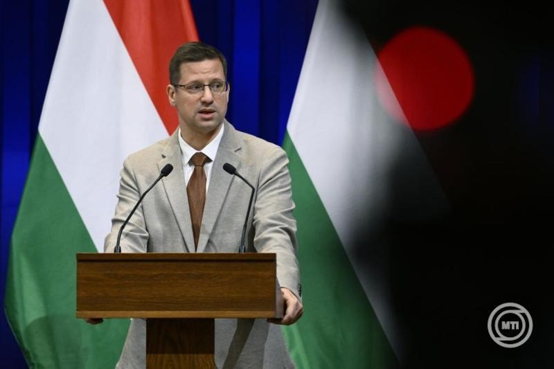 Gulyás Gergely, a Miniszterelnökséget vezető miniszter és Vitályos Eszter kormányszóvivő a Kormányinfó sajtótájékoztatón a Karmelita kolostorban 2026. április 2-án. MTI/Bodnár Boglárka