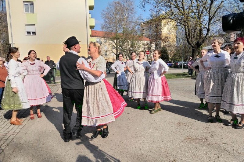 Az Ajka-Padragkút Táncegyüttes szenior csoportja magyarbődi táncot adott elő  Fotó: Tisler Anna
