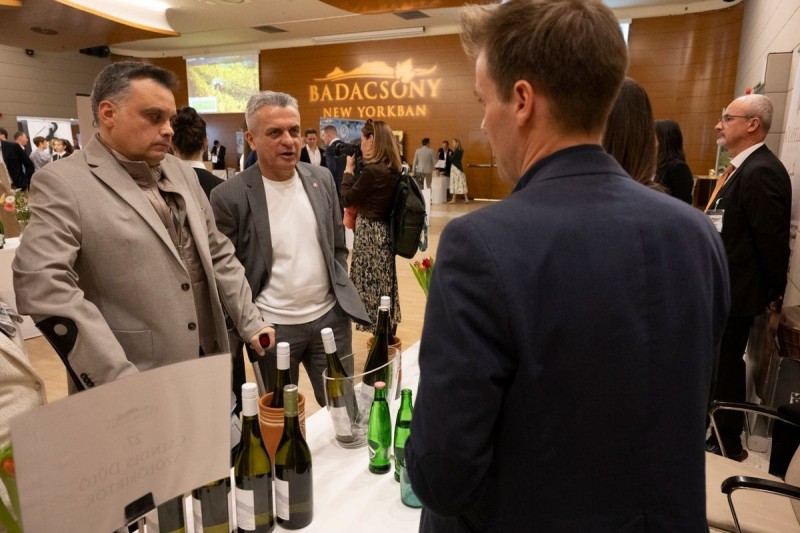 Latorcai Csaba, a Közigazgatási és Területfejlesztési Minisztérium parlamenti államtitkára (b) és Rókusfalvy Pál, a nemzeti bormarketingért felelős kormánybiztos a Badacsony New Yorkban című borkiállításon, a borvidék gasztronómiai eseményének megnyitóján az Anantara New York Palace Budapest Hotelben 2026. április 11-én. Fotó: MTI/Lakatos Péter