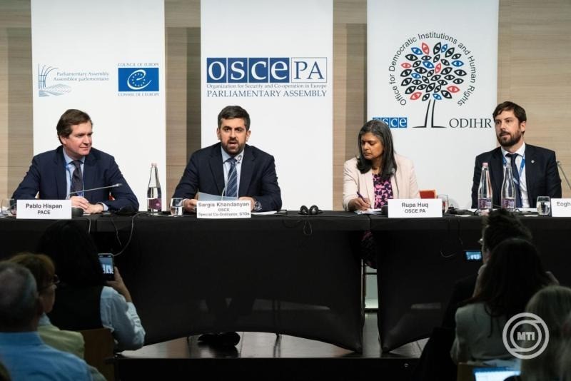 Pablo Hispan, az Európa Tanács Parlamenti Közgyűlésének (PACE) küldöttségvezetője, Sargis Khandanyan, az EBESZ rövid távú megfigyelő missziójának különleges koordinátora és vezetője, Rupa Huq, az EBESZ Parlamenti Közgyűlésének (OSCE PA) küldöttségvezetője és Eoghan Murphy, az EBESZ Demokratikus Intézmények és Emberi Jogok Hivatala (ODIHR) választási megfigyelő missziójának vezetője (b-j) a magyarországi országgyűlési választások nemzetközi megfigyelőinek sajtótájékoztatóján a Budapest Kongresszusi Központban 2026. április 13-án. MTI/Szigetváry Zsolt