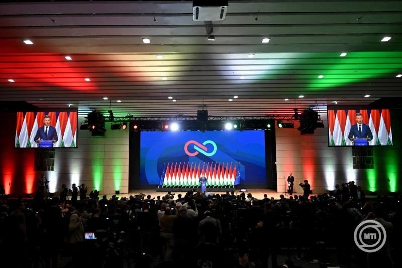 Magyar Péter, a Tisza Párt elnöke nemzetközi sajtótájékoztatót tart az országgyűlési választásokat követően a Hungexpo Kongresszusi Központban 2026. április 13-án. MTI/Illyés Tibor