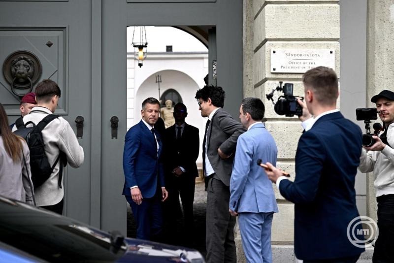Magyar Péter, a Tisza Párt elnöke sajtótájékoztatót tart a Sándor-palota előtt, miután megbeszélést folytatott Sulyok Tamás köztársasági elnökkel 2026. április 15-én. Magyar Péter bejelentette, az államfő őt bízza meg kormányalakítással. MTI/Hegedüs Róbert