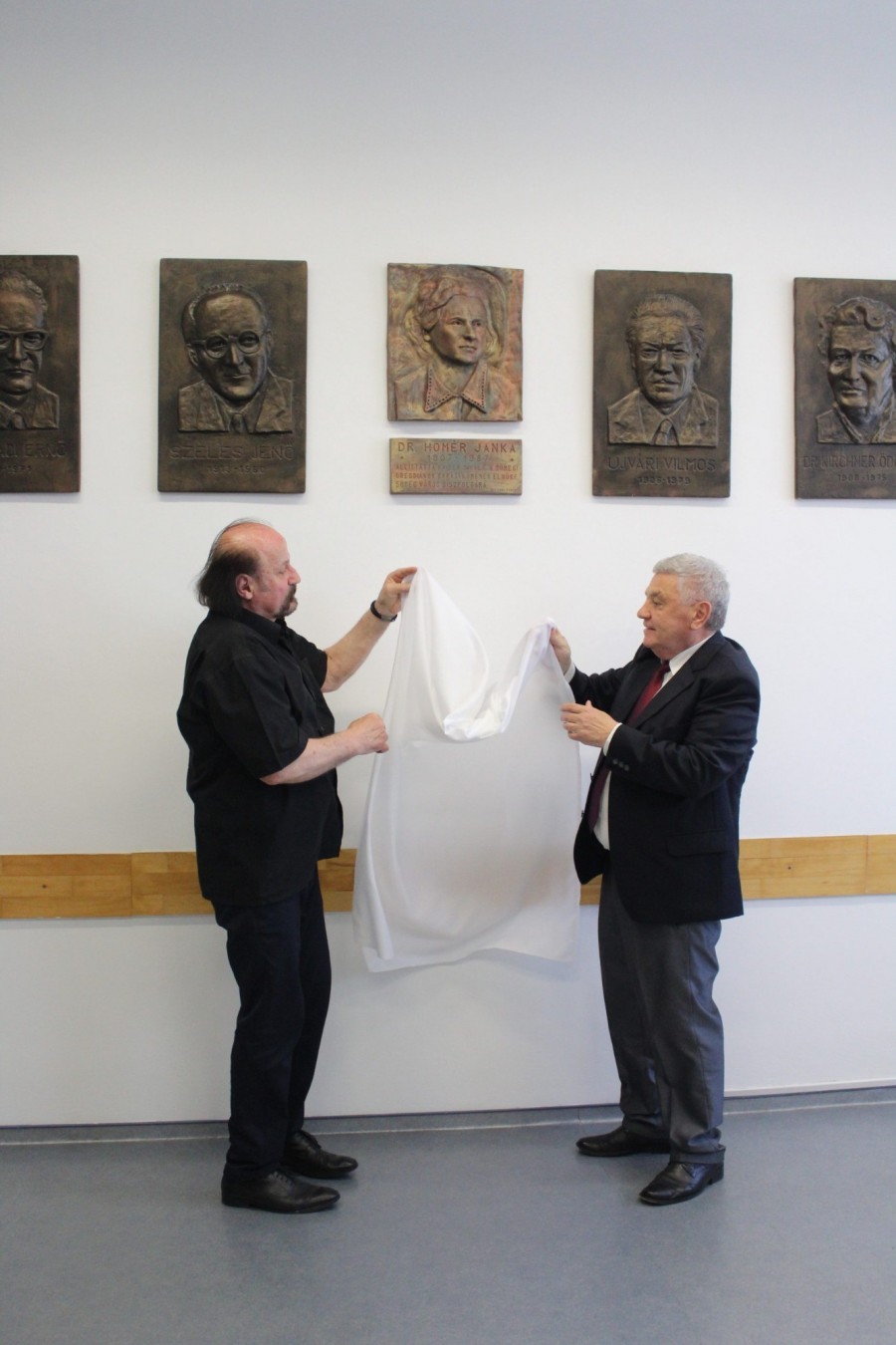 A domborművet az alkotó Túri Török Tibor és Kaiser Mihály ÖDBK elnök leplezte le a közönség előtt fotó: hg