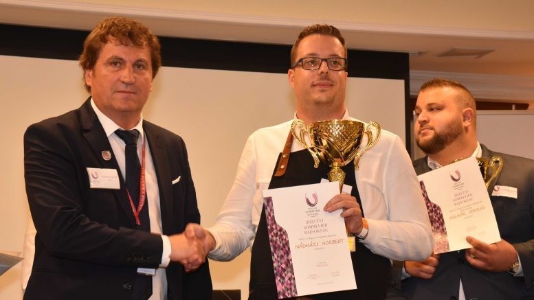 Slezsák Zoltán, a Magyar Somellier Szövetség elnöke átadja a fődíjat Nádházi Norbertnek