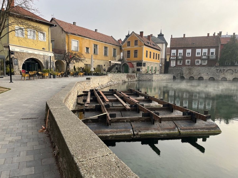 A Malom-tó stégei megújulnak, azokat hamarosan újra használhatják az éttermek vendégei Fotó: Tóth B. Zsuzsa/Napló