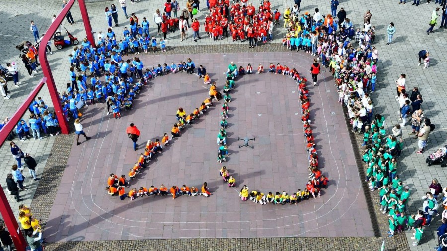 Az ajkai óvoda 20. évfordulójára több, mint ötszáz kisgyermek készült élőképpel Fotó: Györkös József