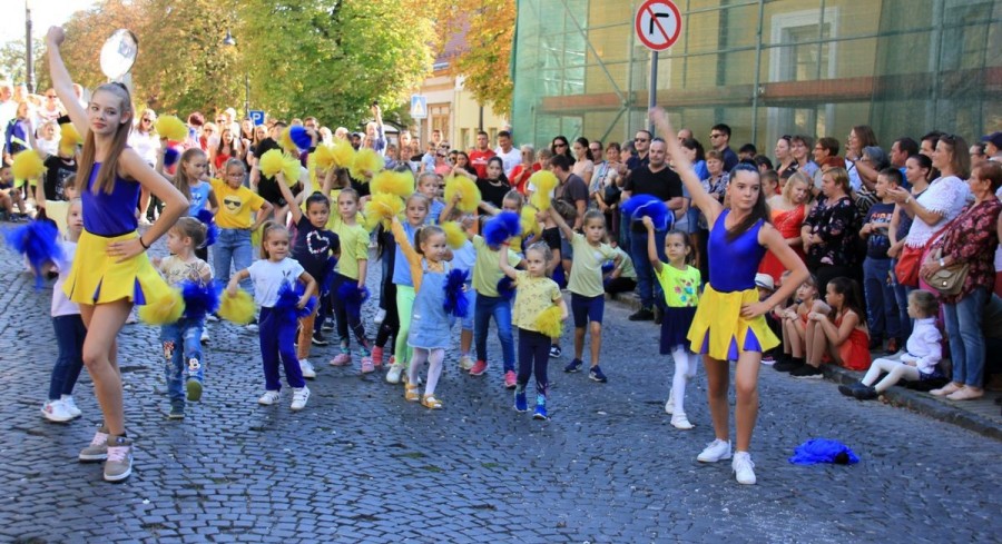 A felvonulók zenés-táncos bemutatkozását a Ramassetter Vince-szobor előtt láthatták az érdeklődők szombaton Fotó: Szijártó János/Napló