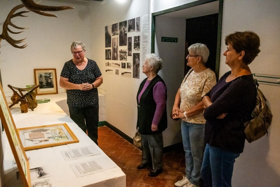 A résztvevők érdeklődve hallgatták a tárlatvezetést