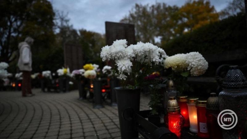 Mécsesek a Fiumei úti sírkertben mindenszentek ünnepe és halottak napja előtt, 2025. október 30-án. MTI/Hegedüs Róbert