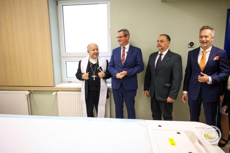 Bábel Balázs kalocsa-kecskeméti érsek, Takács Péter, a Belügyminisztérium egészségügyi államtitkára, Körmendy Szabolcs telephelyvezető és Óváry Csaba főigazgató (b-j) a Bács-Kiskun Vármegyei Oktatókórház Kalocsai Szent Kereszt Kórház telephelyén, egy új CT-berendezés átadásán 2025. november 3-án. MTI/Kiss Dániel