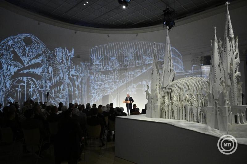 Turi Attila, a Magyar Művészeti Akadémia (MMA) elnöke beszédet mond az Angyalok és építészek - Makovecz Imre 90 című kiállítás megnyitóján a Műcsarnokban 2025. november 20-án. A tárlat november 21. és 2026. február 1-je között látogatható. MTI/Hegedüs Róbert