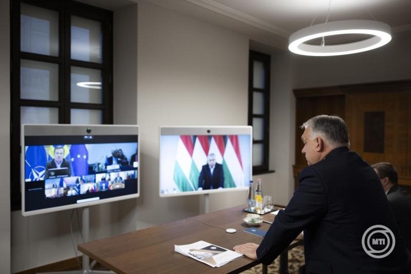 A Miniszterelnöki Kommunikációs Főosztály által közreadott képen Orbán Viktor miniszterelnök az uniós csúcs résztvevőivel tárgyal videokonferencia keretében a Karmelita kolostorban 2025. november 24-én. MTI/Miniszterelnöki Kommunikációs Főosztály/Fischer Zoltán