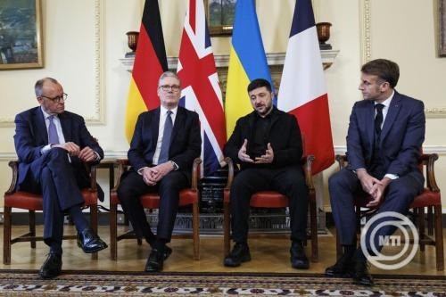 Friedrich Merz német kancellár, Keir Starmer brit miniszterelnök, Volodimir Zelenszkij ukrán és Emmanuel Macron francia elnök (b-j) az orosz-ukrán konfliktus lezárását célzó tárgyalásuk közben a londoni kormányfői rezidencián, a Downing Street 10-ben 2025. december 8-án. MTI/EPA pool/Tolga Akmen