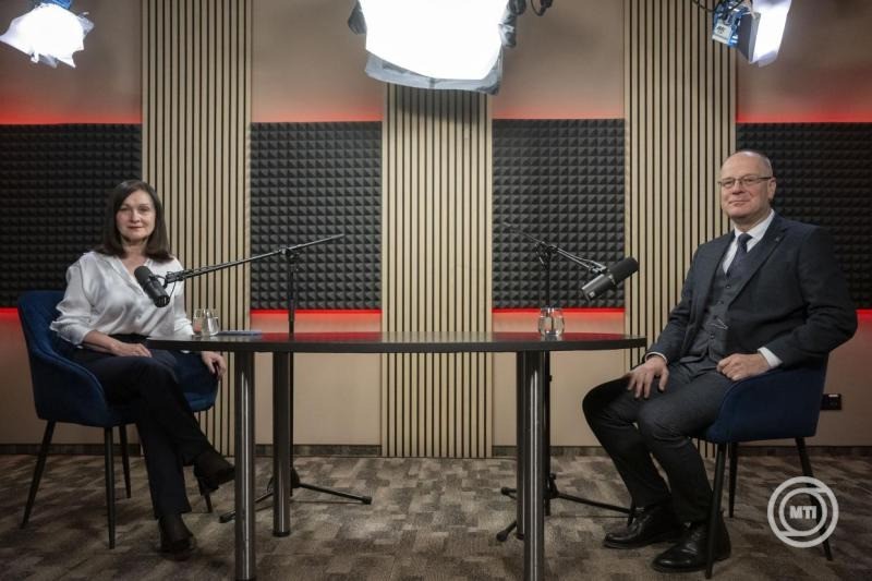 Navracsics Tibor közigazgatási és területfejlesztési miniszter és Csuhaj Ildikó, az M5 csatorna vezető szerkesztője a közmédia Kell még mondanom valamit, Ildikó? című podcastja első epizódjának felvételén a Médiaszolgáltatás-támogató és Vagyonkezelő Alap (MTVA) Kunigunda útjai székházában a podcast-stúdióban 2025. december 17-én. MTI/Szigetváry Zsolt