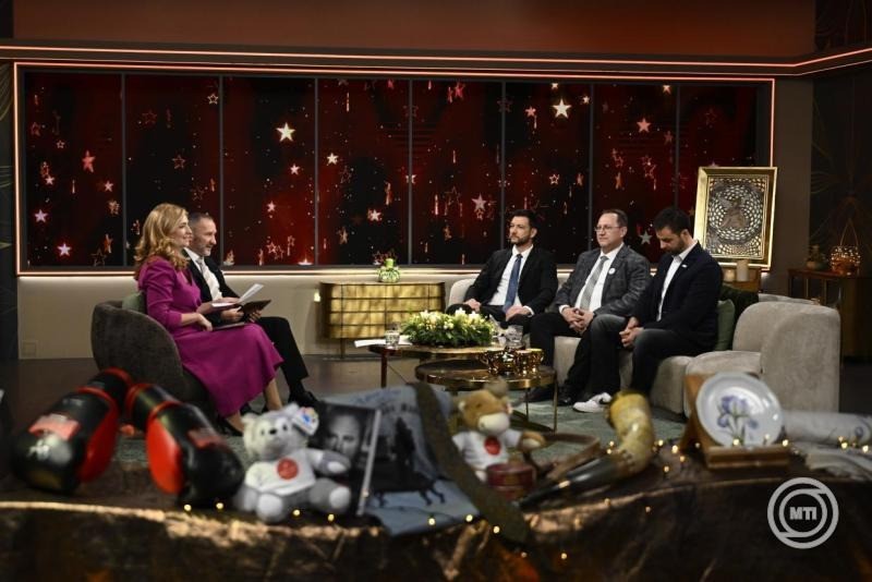  Papp Dániel, a Médiaszolgáltatás-támogató és Vagyonkezelő Alap (MTVA) vezérigazgatója a közmédia Jónak lenni jó! című műsorában az MTVA óbudai gyártóbázisának stúdiójában 2025. december 21-én. A közmédia jótékonysági kampányának kedvezményezettje a háború sújtotta Kárpátalján élő beteg, árva és otthonukat vesztett gyermekeket támogató KEGYES, a Kárpátaljai "Elfelejtett" Gyermekek Segítése Jótékonysági Alapítvány. MTI/Bodnár Boglárka