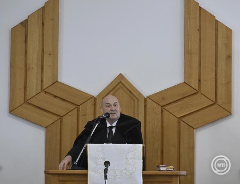 Steinbach József, a Magyarországi Református Egyház zsinatának lelkészi elnöke igét hirdet a karácsonyi istentiszteleten a balatonalmádi református templomban 2025. december 25-én. MTI/Bruzák Noémi