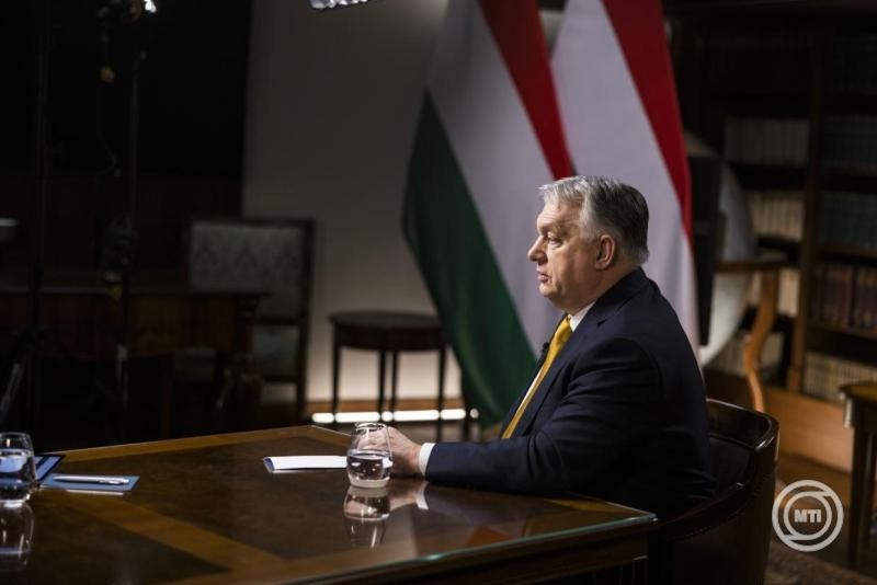 A Miniszterelnöki Kommunikációs Főosztály által közreadott képen Orbán Viktor miniszterelnök évzáró interjút ad az M1 aktuális csatornának a Karmelita kolostorban 2025. december 31-én. MTI/Miniszterelnöki Kommunikációs Főosztály/Kaiser Ákos