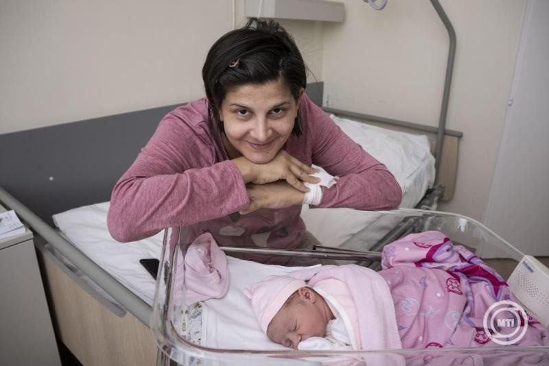 Magyarország első újévi babája, Alíz Jusztina anyjával, Szabó-Magyar Vivennel a Kistarcsai Flór Ferenc Kórház szülészeti osztályán 2026. január 1-jén. A kislány nulla óra nulla perckor született 3610 grammal és 57 centiméterrel a szülők első gyermekeként, természetes úton. MTI/Szigetváry Zsolt