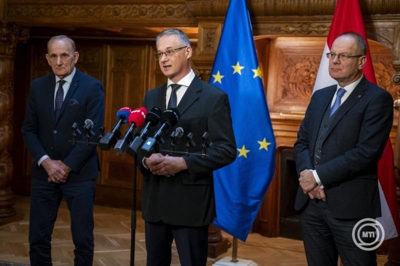 Navracsics Tibor közigazgatási és területfejlesztési miniszter, Hanusi Péter, a TÖOSZ elnöke, Mátészalka polgármestere és Gémesi György, a MÖSZ elnöke, Gödöllő polgármestere (j-b) az önkormányzatokat érintő egyeztetésekről tartott sajtótájékoztatón a Közigazgatási és Területfejlesztési Minisztériumban 2026. január 6-án. A miniszter az önkormányzati rendszer módosításáról folytatott konzultációt a Települési Önkormányzatok Országos Szövetségének (TÖOSZ) és a Magyar Önkormányzatok Szövetségének (MÖSZ) vezetőivel. MTI/Balogh Zoltán