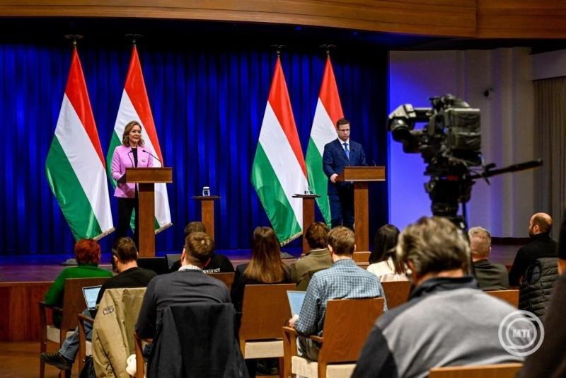 Gulyás Gergely, a Miniszterelnökséget vezető miniszter és Vitályos Eszter kormányszóvivő a Kormányinfó sajtótájékoztatón a Karmelita kolostorban 2026. január 22-én. MTI/Máthé Zoltán